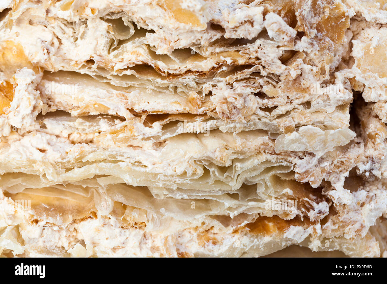 La structure d'un couper le gâteau avec une structure en couches avec une crème de couleur marron, divisée en morceaux lors de la célébration du mariage Banque D'Images
