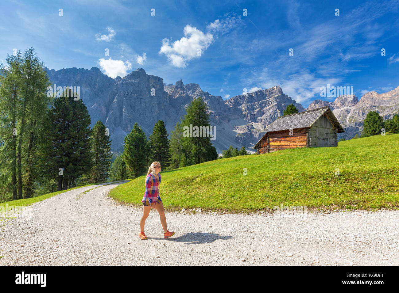Fille marche sur une piste blanche. Longiarù, Badia, le Tyrol du Sud, Dolomites, Italie, Europe. Banque D'Images