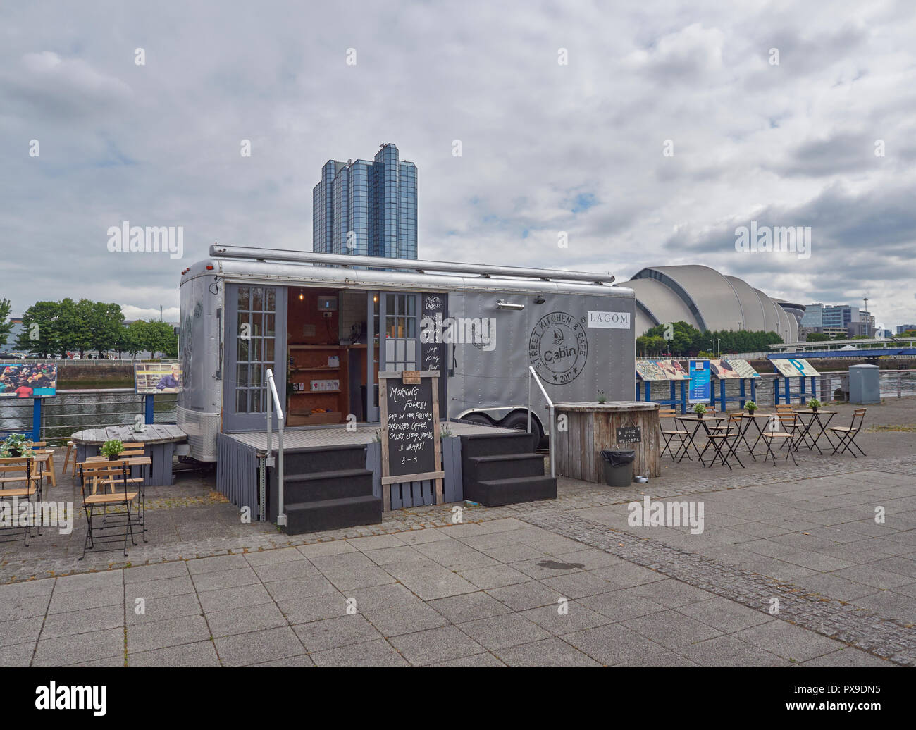Une cuisine de rue et de café sur la rivière Clyde Waterfront au Pacific Quay à Glasgow, Écosse, Royaume-Uni. Banque D'Images