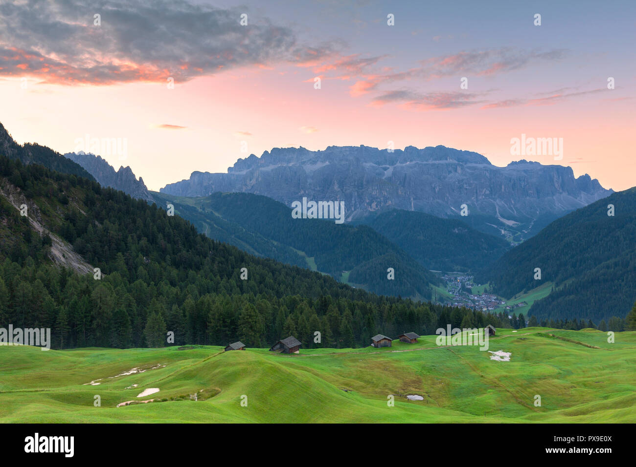 Lever du soleil sur l'alpage de Daunei. Selva Val Gardena, vallée de Gardena, Tyrol du Sud, Dolomites, Italie, Europe. Banque D'Images