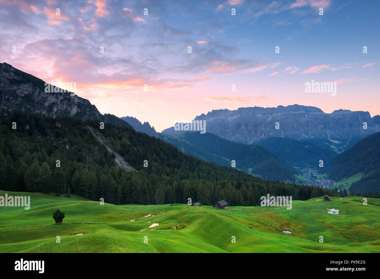 Lever du soleil sur l'alpage de Daunei. Selva Val Gardena, vallée de Gardena, Tyrol du Sud, Dolomites, Italie, Europe. Banque D'Images