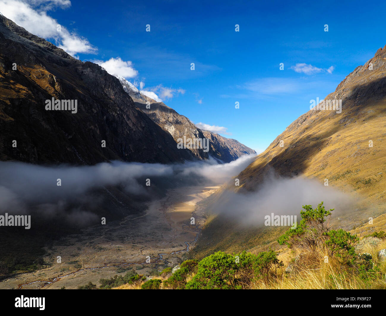 Donnant sur la vallée des Andes péruviennes avec une couche de brouillard, Santa Cruz Banque D'Images