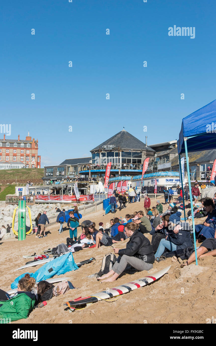 Les jeunes surfeurs assis sur la plage de Fistral à Newquay en Cornouailles. Banque D'Images