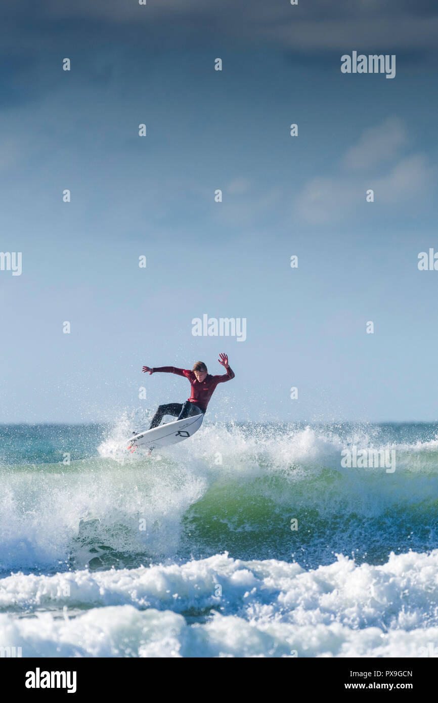 UK Surf - un surfer une vague à Newquay dans Fistral à Cornwall. Banque D'Images