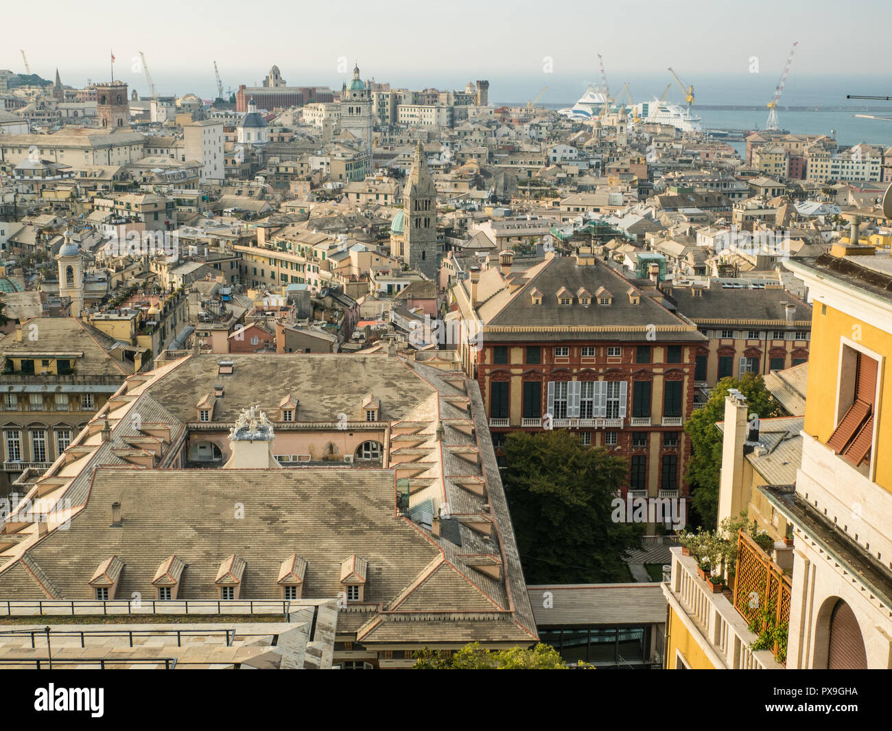 Gênes, une ville portuaire dans la région de Ligurie. Spianata Castelletto, vue de la façade du Palazzo Rosso rouge peut être vu au centre à droite. Banque D'Images