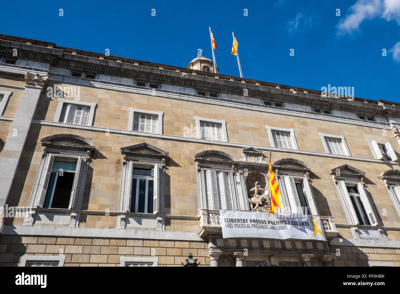 Libérer les prisonniers politiques et les exilés,Poster,de,bannière, balcon,sur,Mairie,Ajuntament de Barcelona,Barcelone,Catalan,Catalogne,Catalunya,Espagne, Banque D'Images