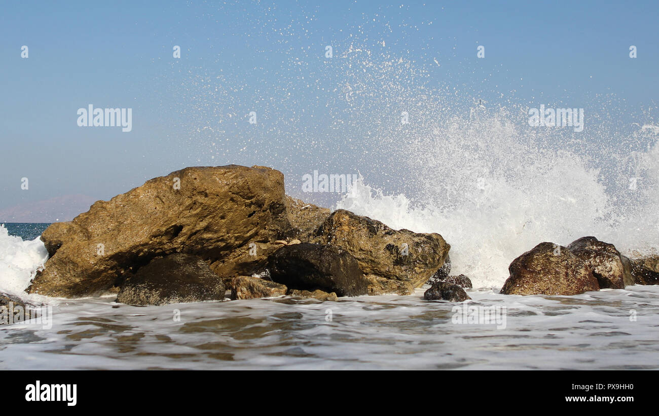 De puissantes vagues de la mer par les roches de la rive. Tourné en 4K et 25fps. Banque D'Images