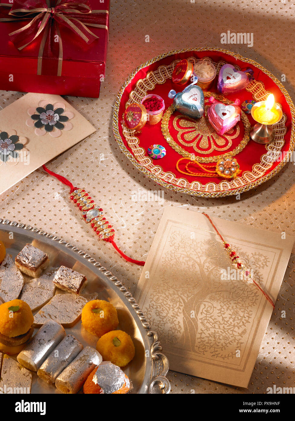 Une nature morte représentant symboliquement le FESTIVAL DE Raksha Bandhan en Inde, l'ASIE Banque D'Images