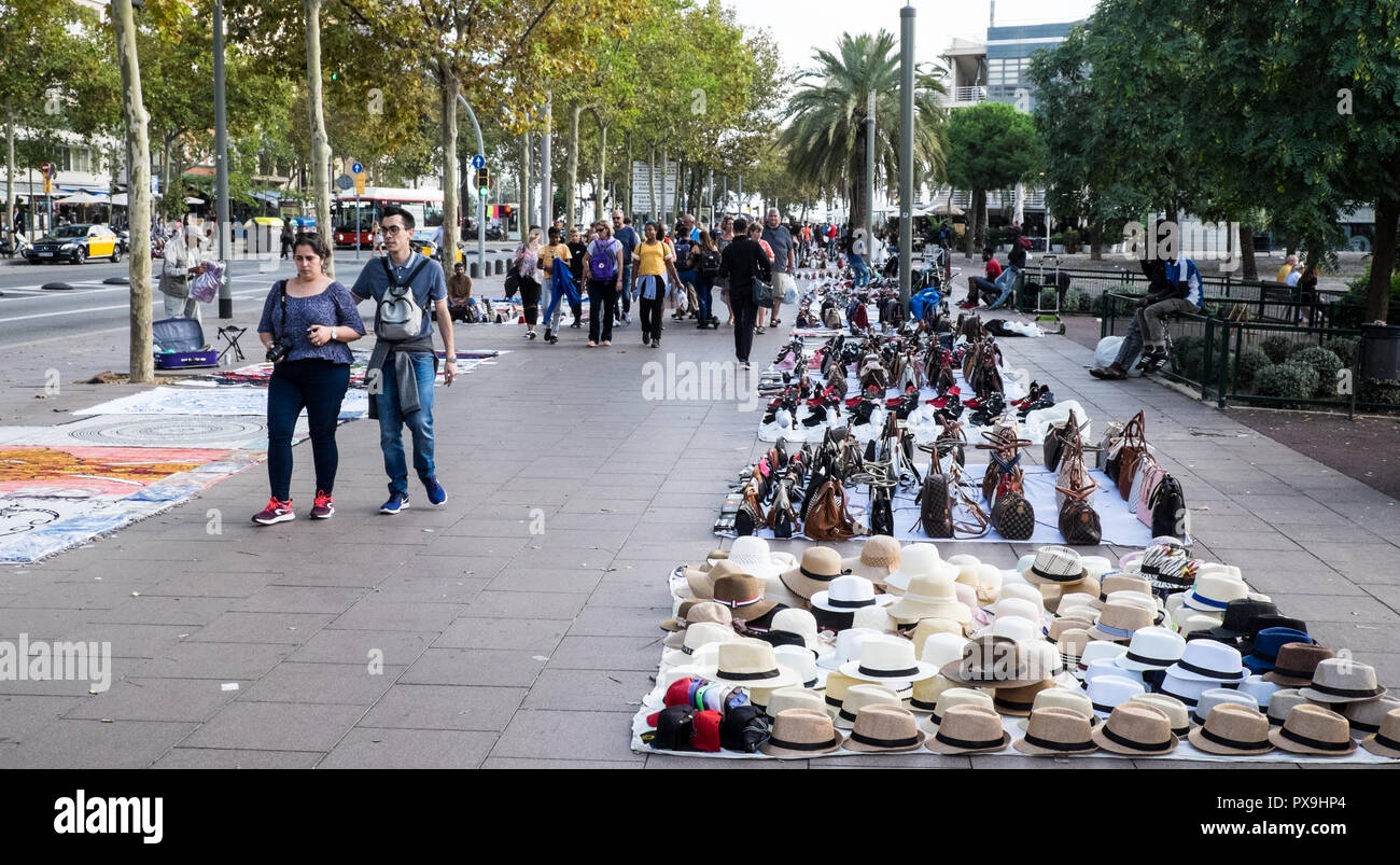 Les hommes de contrat cadre,Sacs,vente,produits,sur,street,pour,en passant,touristes,tourisme,tourisme,Barcelone,Catalan,Catalogne,Catalunya,Espagne,espagnol,Europe,Europe, Banque D'Images