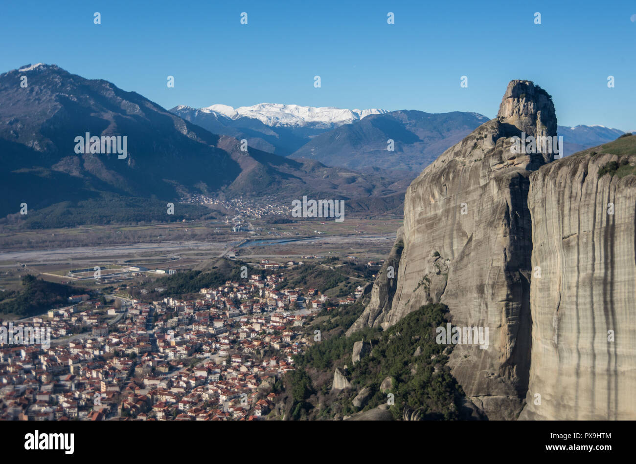 Paysage avec Kalambaka ville avec des montagnes du Pinde à l'arrière-plan. Près de monastères et les formations rocheuses des météores en Grèce. Banque D'Images