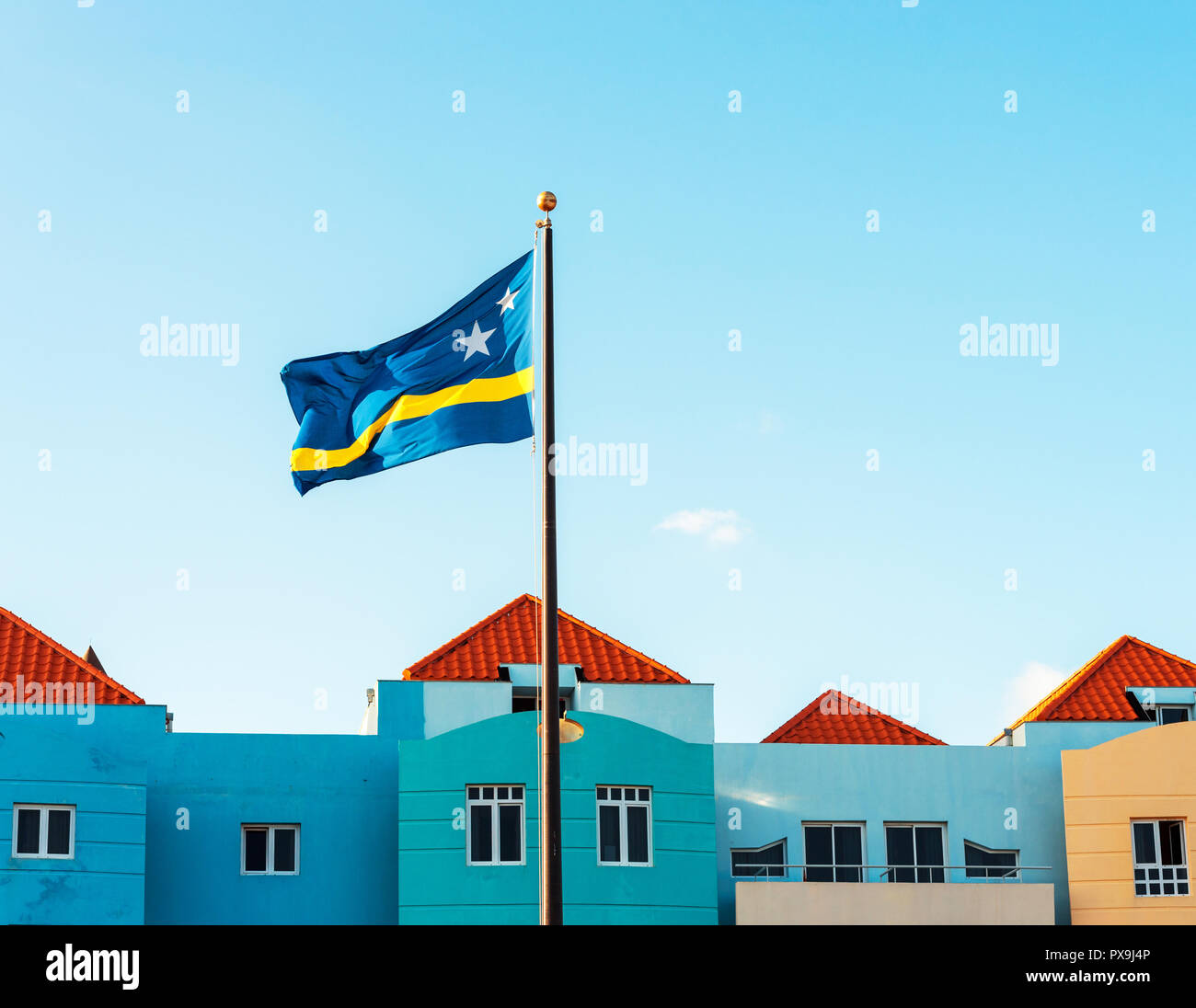 Curacao drapeau sur un fond de ciel bleu, Willemstad, Curaçao, aux Pays-Bas. L'espace de copie pour le texte Banque D'Images