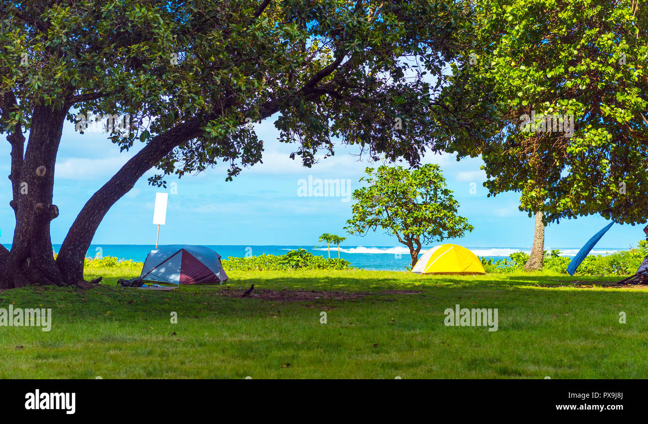 Tente contre la mer, Kauai, Hawaii, USA Banque D'Images