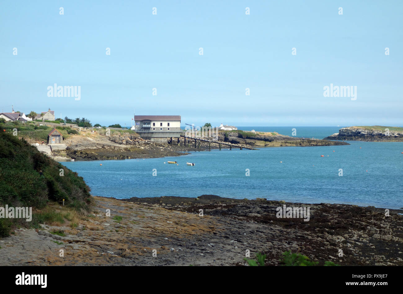 La station de sauvetage à Llangefni avec la classe Tamar RNLI Lifeboat (Kiwi) à l'intérieur sur l'île d'Anglesey Sentier du littoral, le Pays de Galles, Royaume-Uni. Banque D'Images