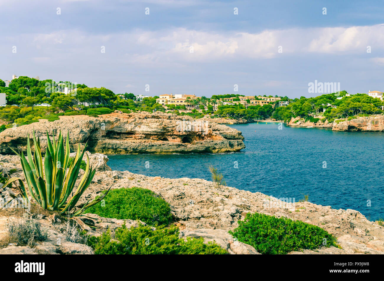 Anses à la côte rocheuse de Cala D'or. Banque D'Images