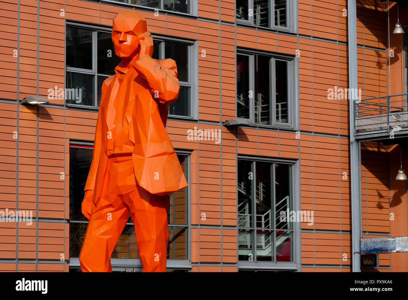 L'homme avec un téléphone orange, sculpture de Xavier Veilhan, Lyon cité internationale, Lyon, France Banque D'Images