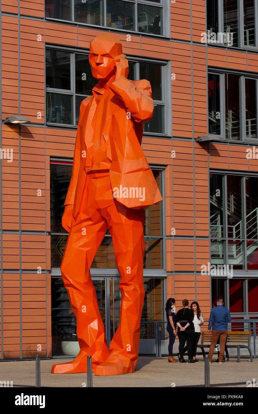 L'homme avec un téléphone orange, sculpture de Xavier Veilhan, Lyon cité internationale, Lyon, France Banque D'Images