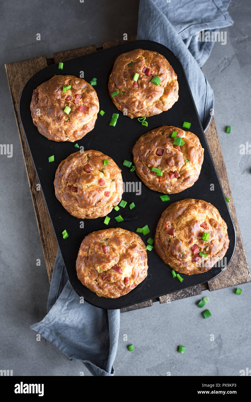 Petit Dejeuner Proteines Muffins Oeufs Au Bacon Et Des Legumes Muffins A Haute Teneur En Proteines Pour Regime Cetogene Ou Regime Paleo Close Up Photo Stock Alamy