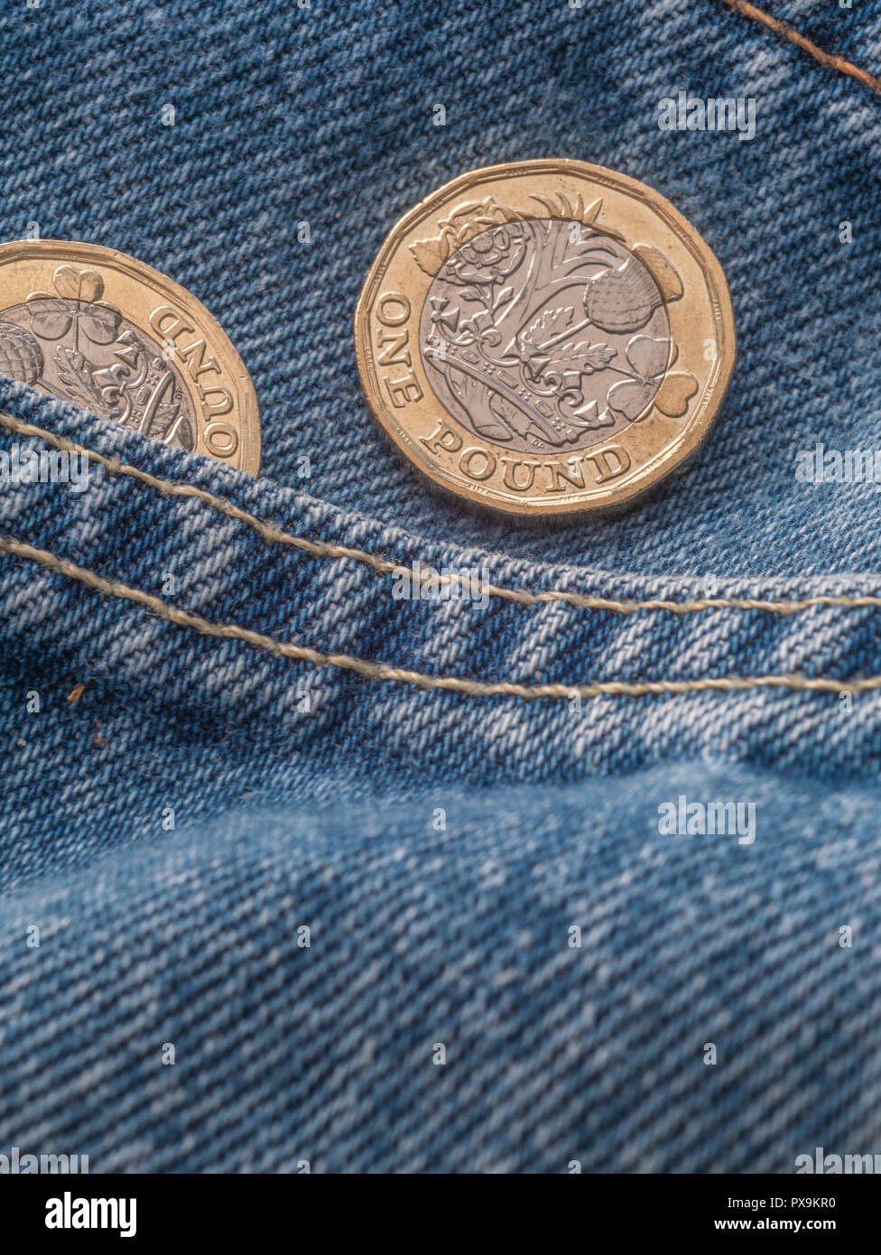 Nouveau livre de monnaie et poche du pantalon. Métaphore pour 'la livre dans votre poche" ou changement de poche, salaires Royaume-uni concept, livre sterling, dernier livre en poche. Banque D'Images