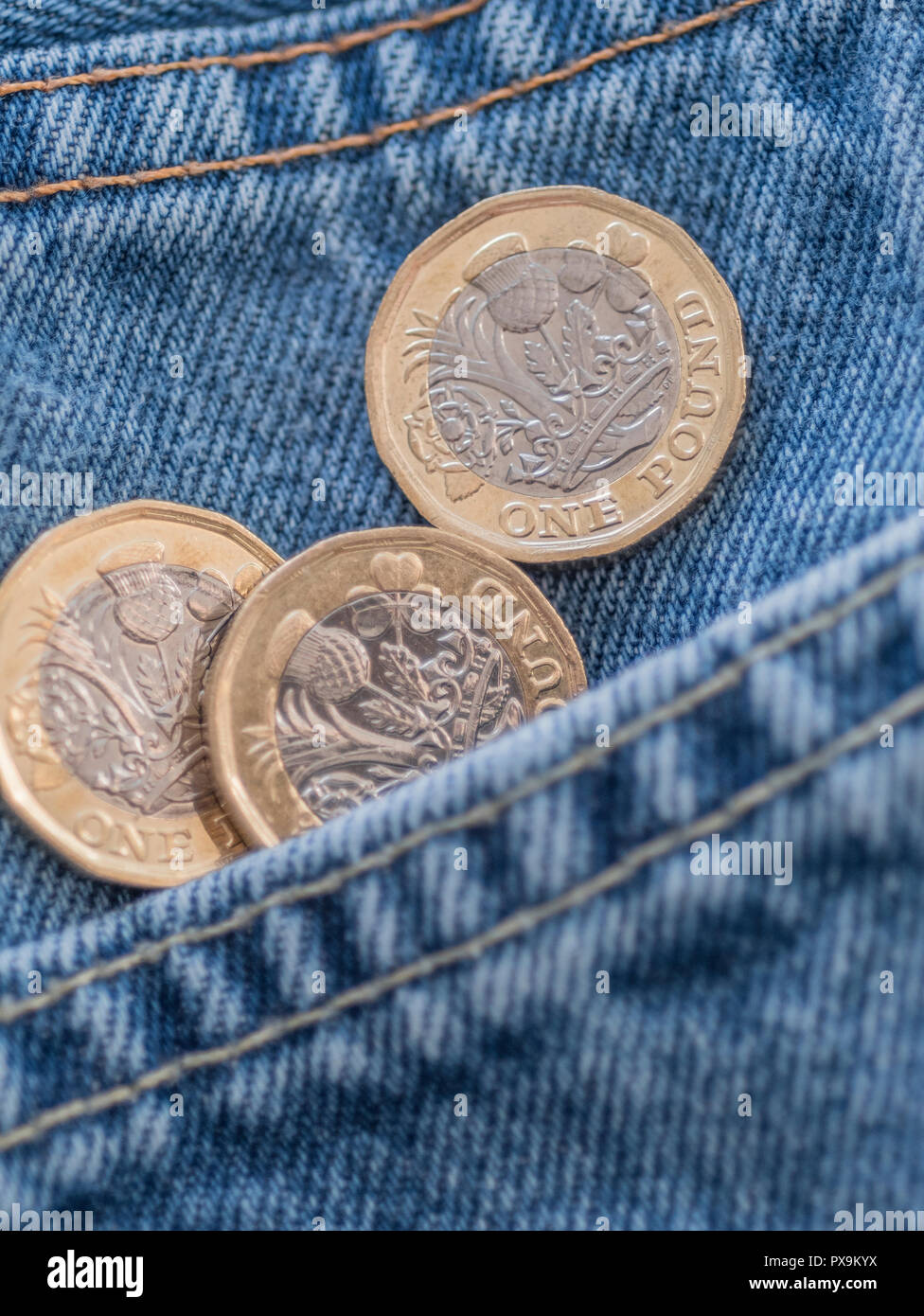 Nouveau livre de monnaie et poche du pantalon. Métaphore pour 'la livre dans votre poche" ou changement de poche, salaires Royaume-uni concept, livre sterling, dernier livre en poche. Banque D'Images