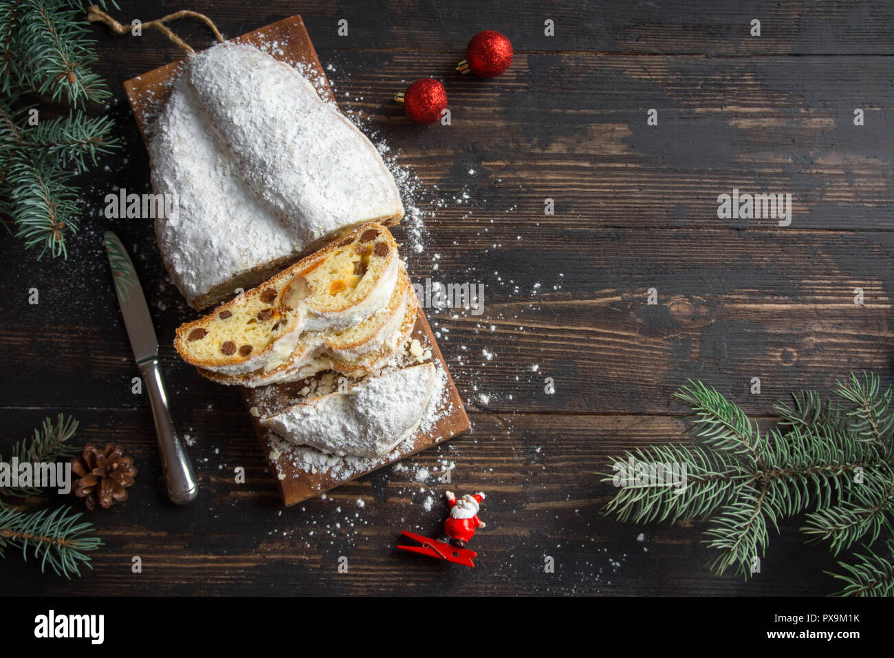 Stollen de Noël sur fond de bois. Fête de Noël traditionnel dessert pâtissier. Stollen de Noël. Banque D'Images