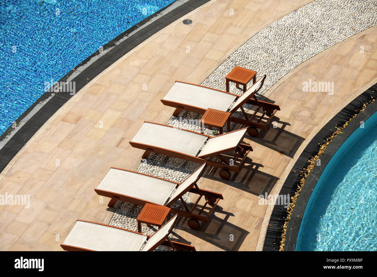 Portrait de close up piscine extérieure et la piscine avec des chaises de l'eau propre clair Banque D'Images