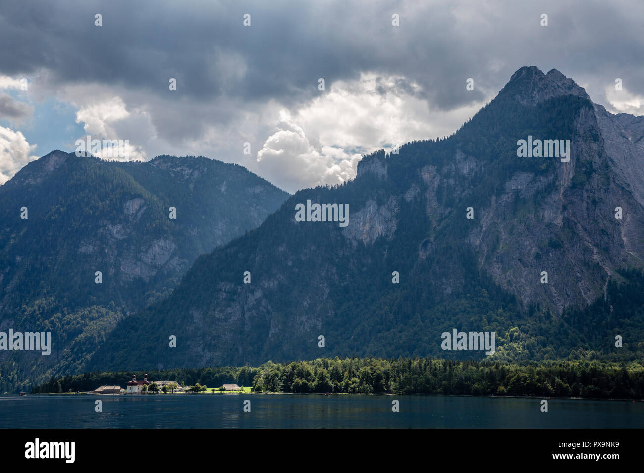 Königssee et vue vers l'église de Saint-barthélemy, le parc national de Berchtesgaden, en Bavière, Allemagne Banque D'Images
