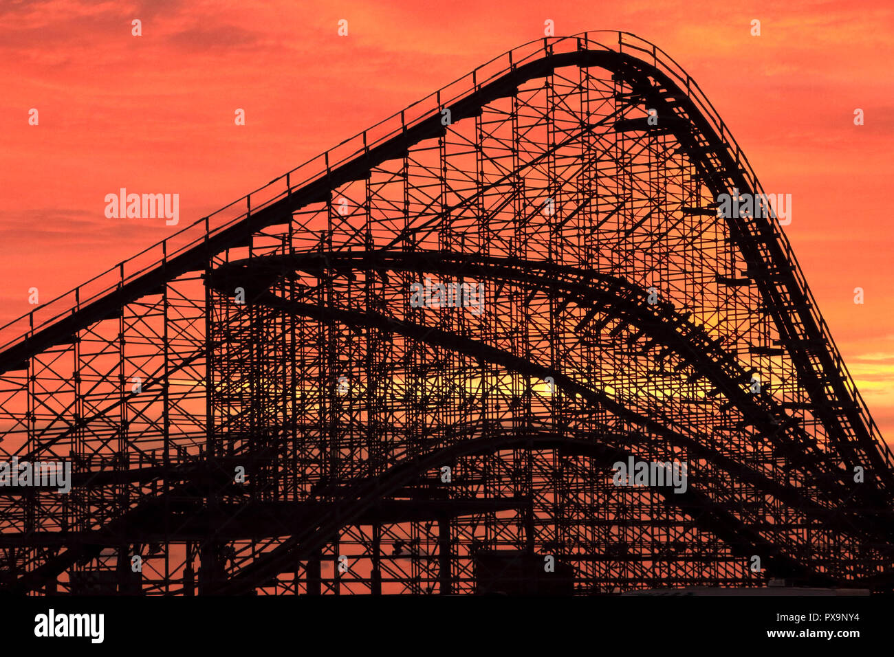Le Grand Blanc Roller Coaster à l'aube sur la promenade à Wildwood, New Jersey, USA Banque D'Images