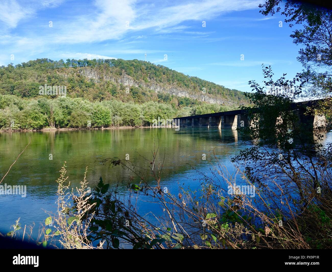 Pont de chemin de fer traversant la branche ouest de la rivière Susquehanna dans Lycoming comté rural, Pennsylvania, USA. Banque D'Images