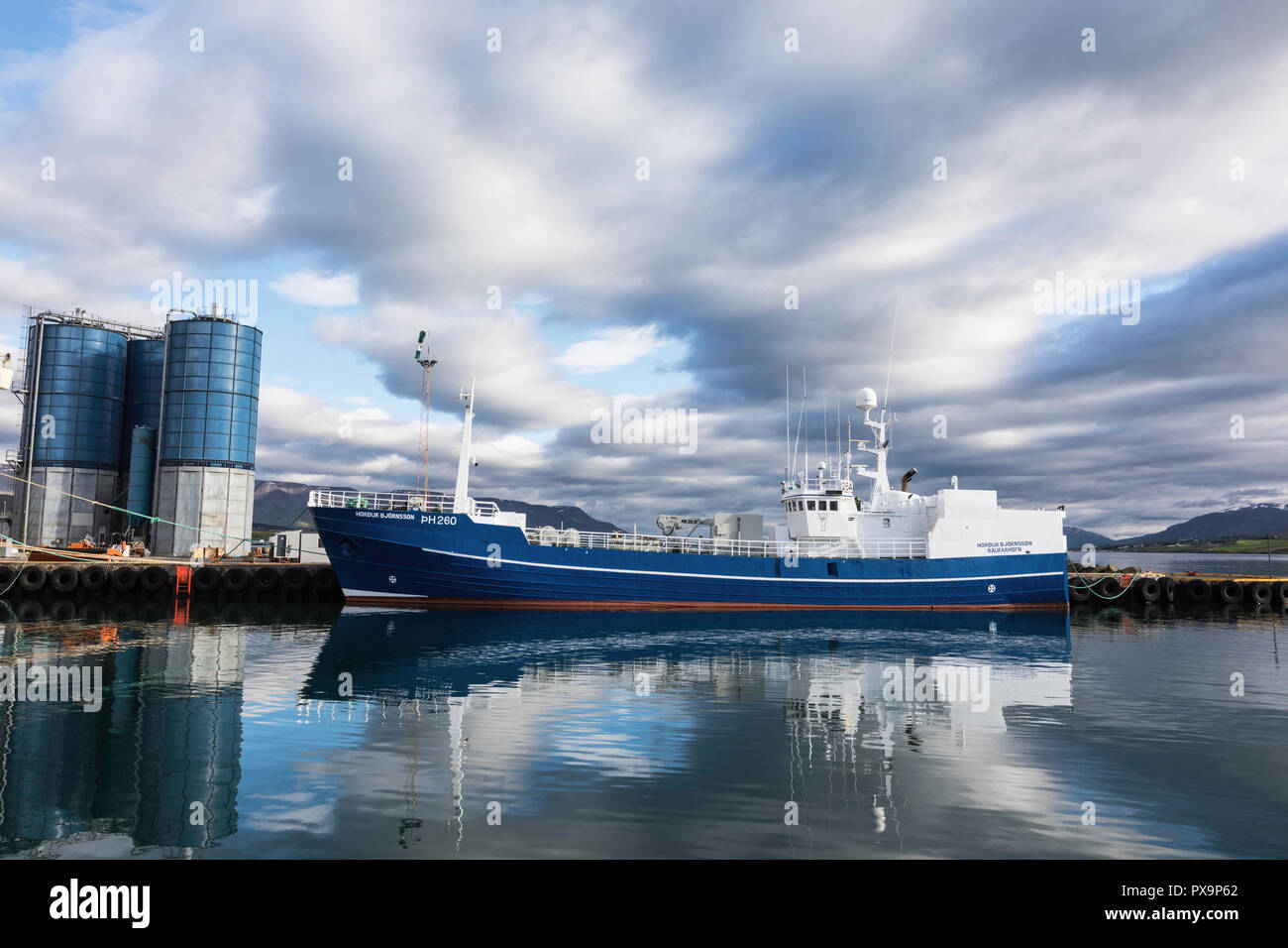 La pêche commerciale et le port d'expédition d'Akureyri, au large de la côte nord de l'Islande. Banque D'Images