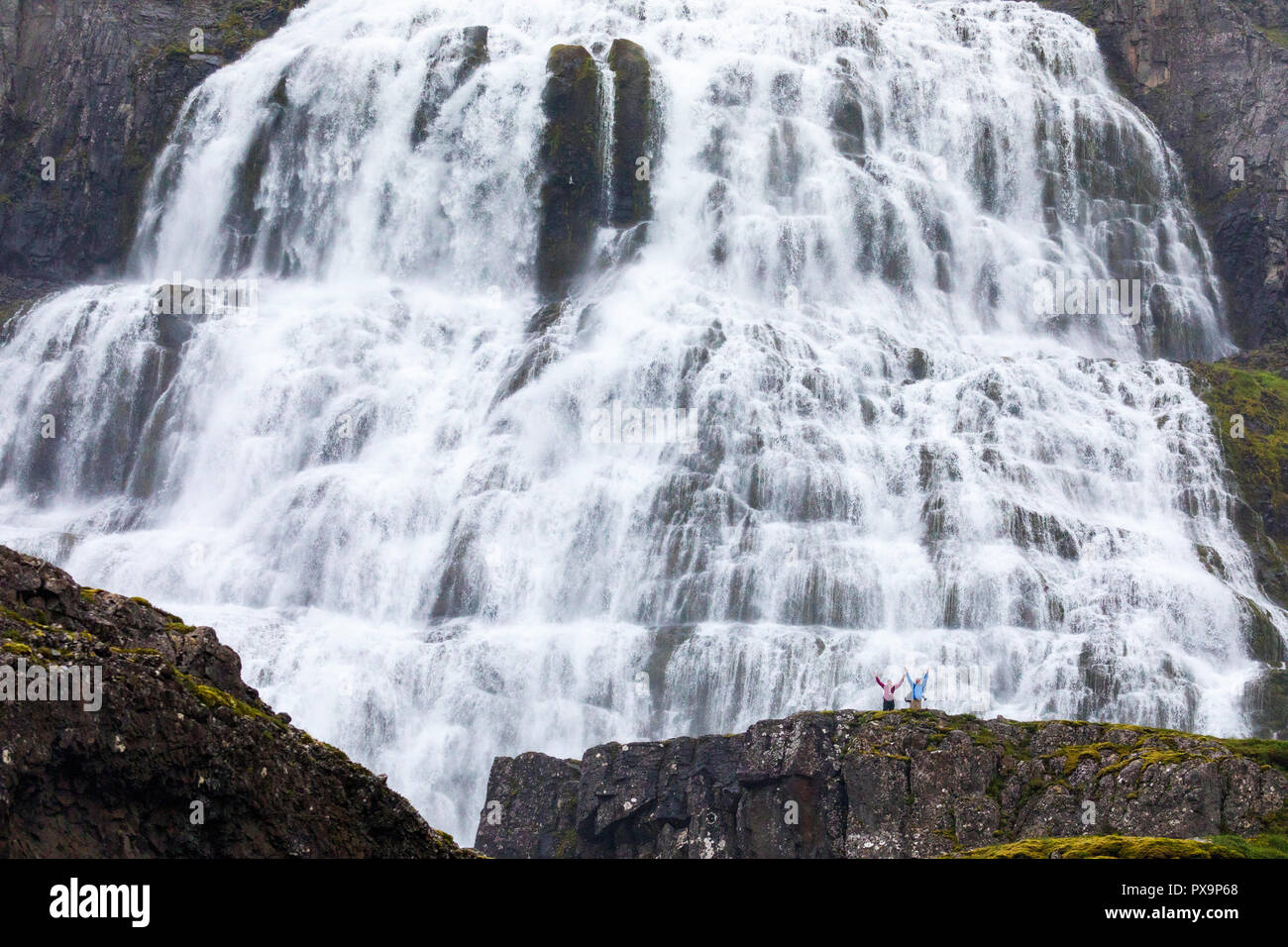 Les touristes à Dynjandi, Fjallfoss, une série de chutes d'eau dans l'Westfjords, Islande. Banque D'Images