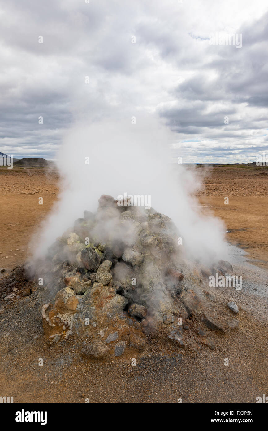 Water boue, les Cheminées à vapeur, et les dépôts de soufre sur la côte nord de l'Islande. Banque D'Images