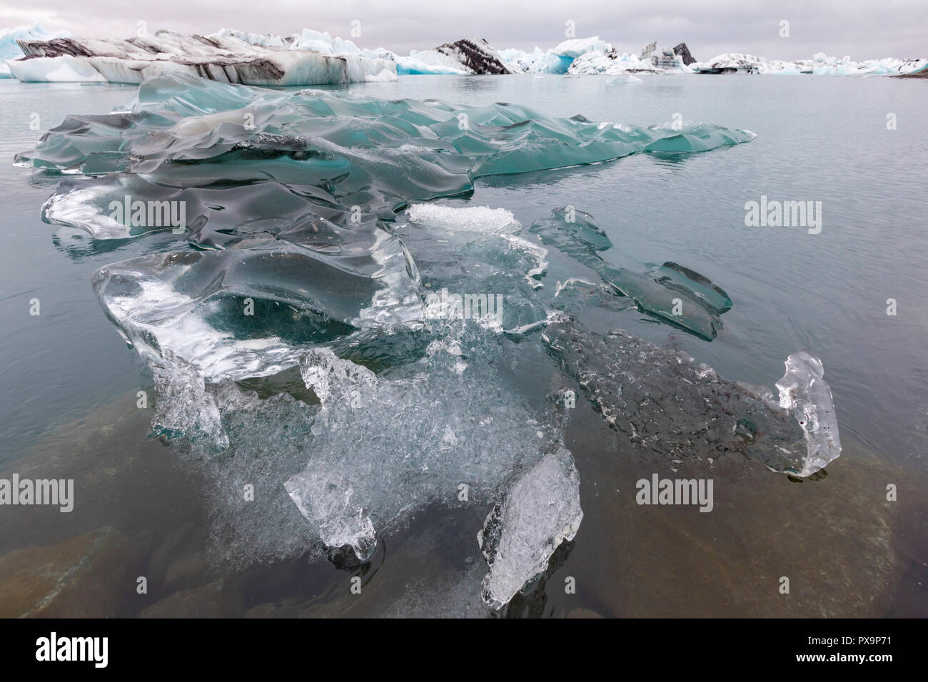 Vêlé la glace du glacier Breidamerkurjokull dans la lagune glaciaire du Jökulsárlón, côte sud-est de l'Islande. Banque D'Images
