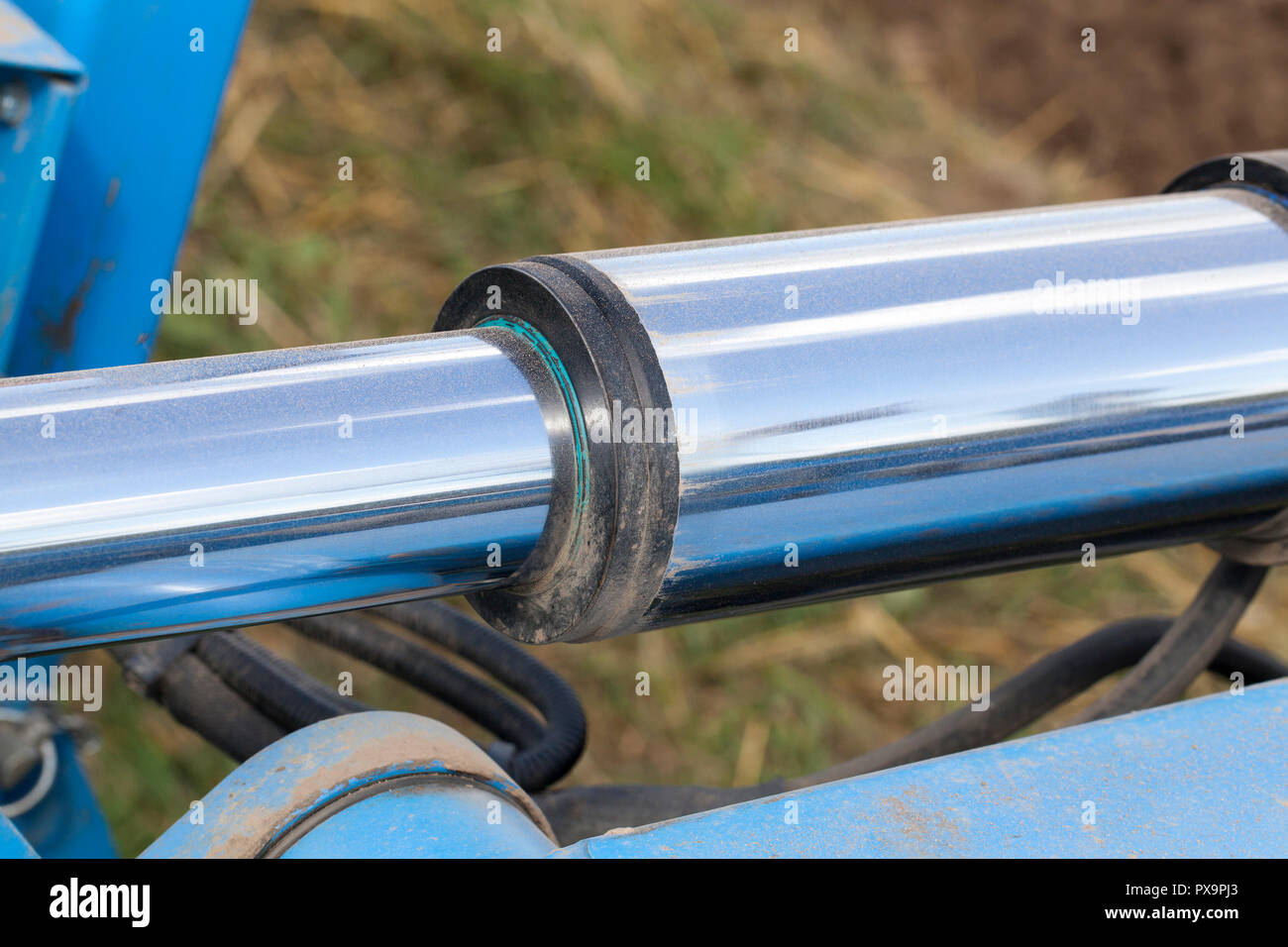 L'élément pneumatique de la charrue pour labourer le champ de l'agriculture  et le travail du sol, sale sur les pièces de charrue Photo Stock - Alamy