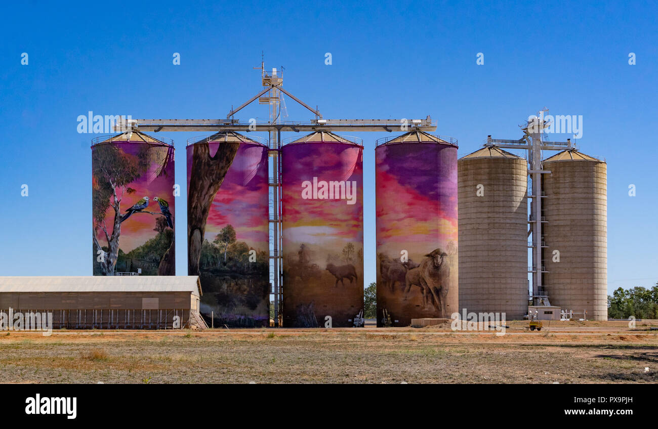 Une fresque d'une scène de l'Outback sur super grands silos en béton pour le stockage du grain Banque D'Images