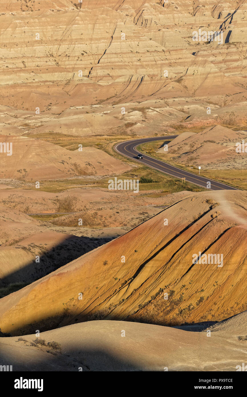 Route dans un paysage au lever du soleil dans les Badlands, dans le Dakota du Sud Banque D'Images