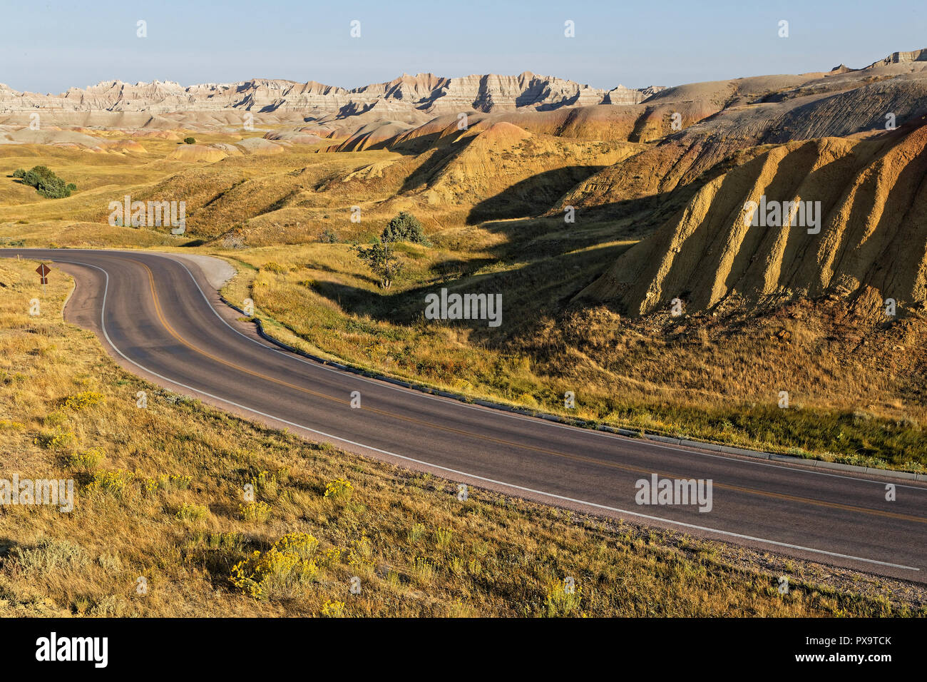 Route à travers les collines au lever du soleil dans les Badlands, dans le Dakota du Sud Banque D'Images