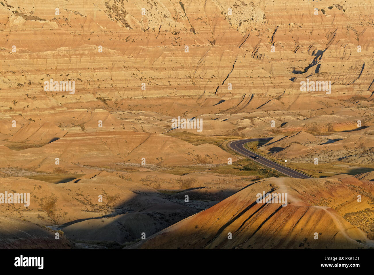 Route dans un paysage au lever du soleil dans les Badlands, dans le Dakota du Sud Banque D'Images