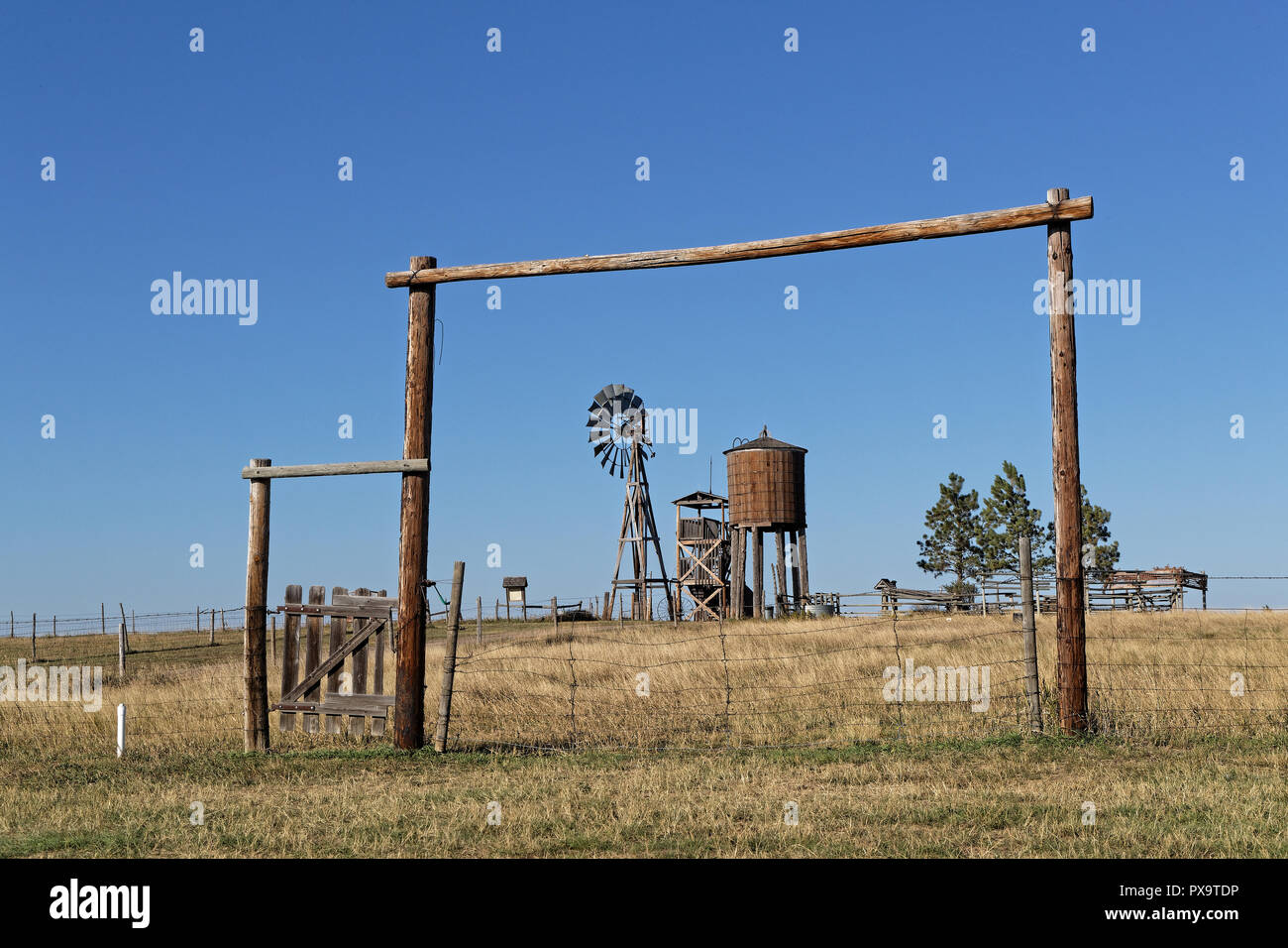 Moulin à vent et des clôtures dans une ville fantôme de l'ouest du Dakota du Sud Banque D'Images