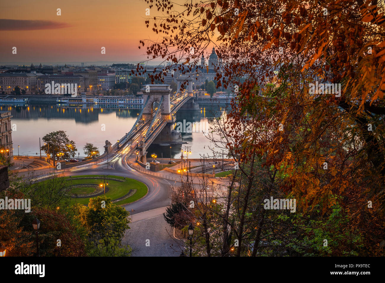 Budapest, Hongrie - le célèbre Pont des Chaînes Szechenyi Lanchid () et Adam Clark Square rond-point au lever du soleil avec un joli feuillage d'automne Banque D'Images