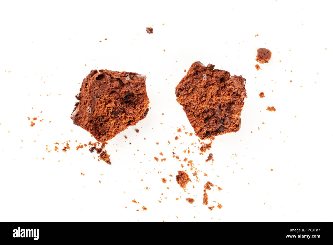 Une photo prise à la verticale de muffins au chocolat malpropre de miettes, tourné par le haut sur un fond blanc avec copie espace Banque D'Images