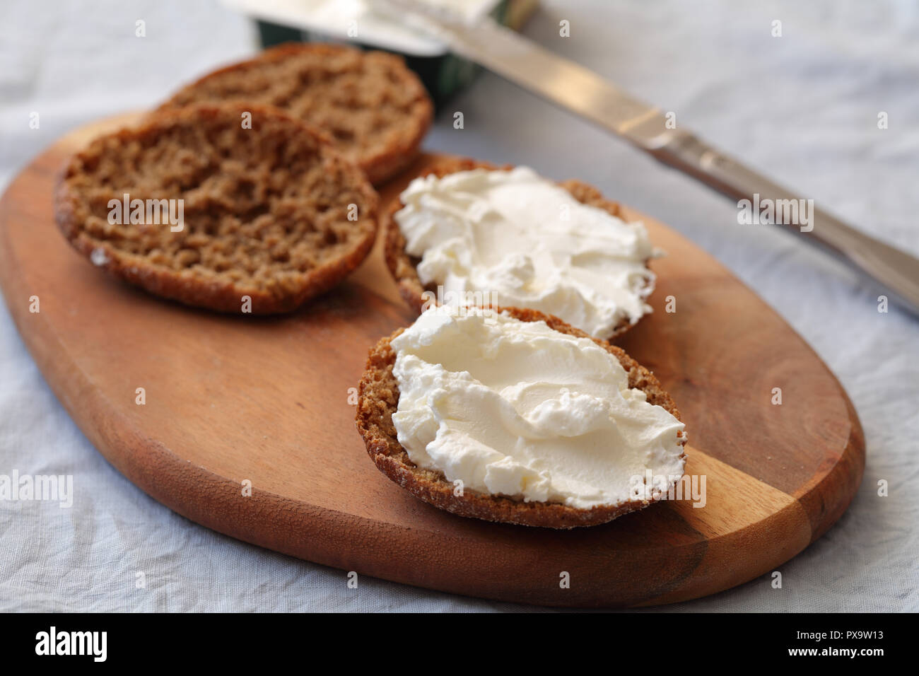 Sandwiches au fromage à la crème sur une planche à découper en bois Banque D'Images