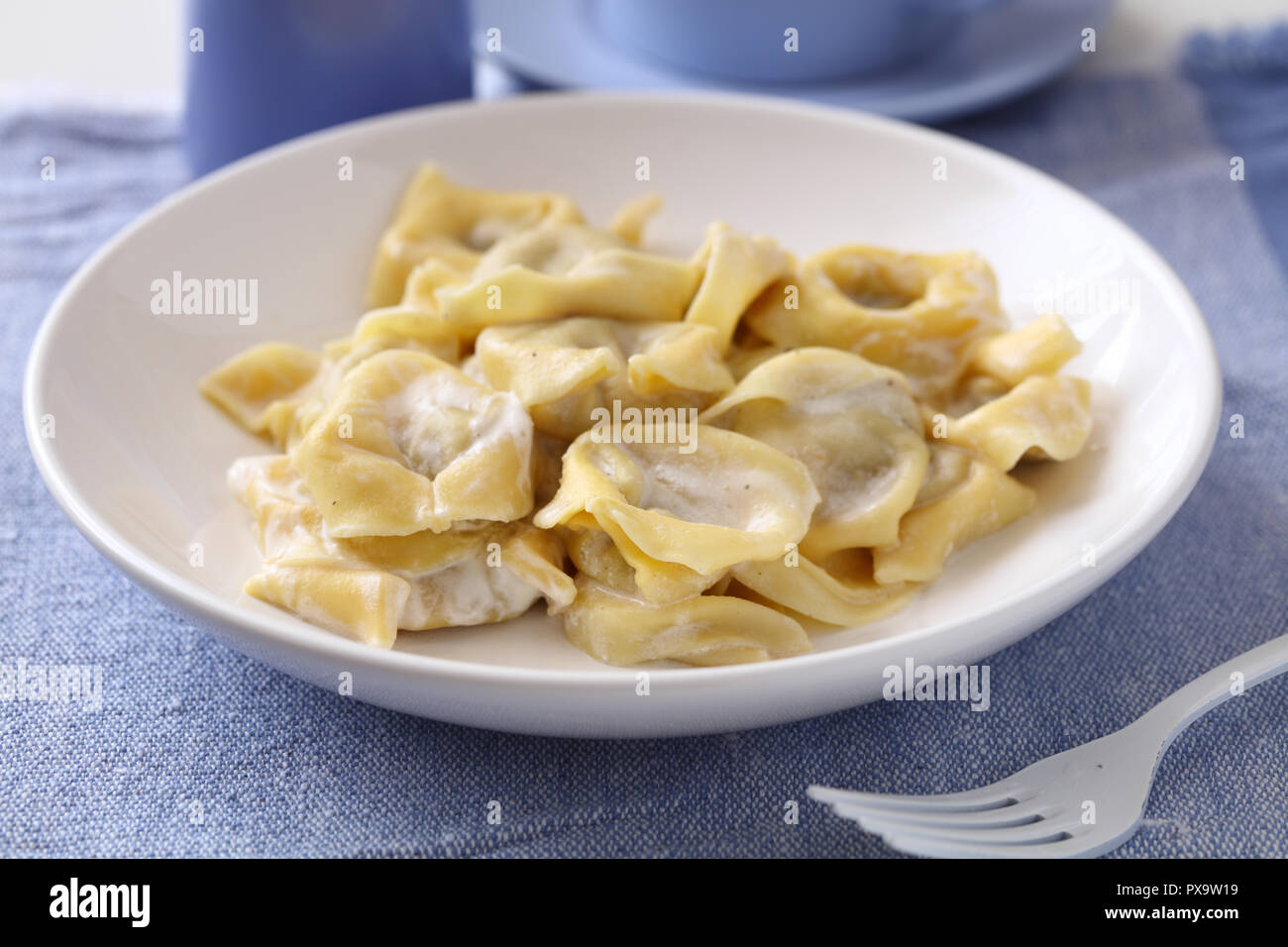 Quenelles Ravioli sauce crème sous Banque D'Images