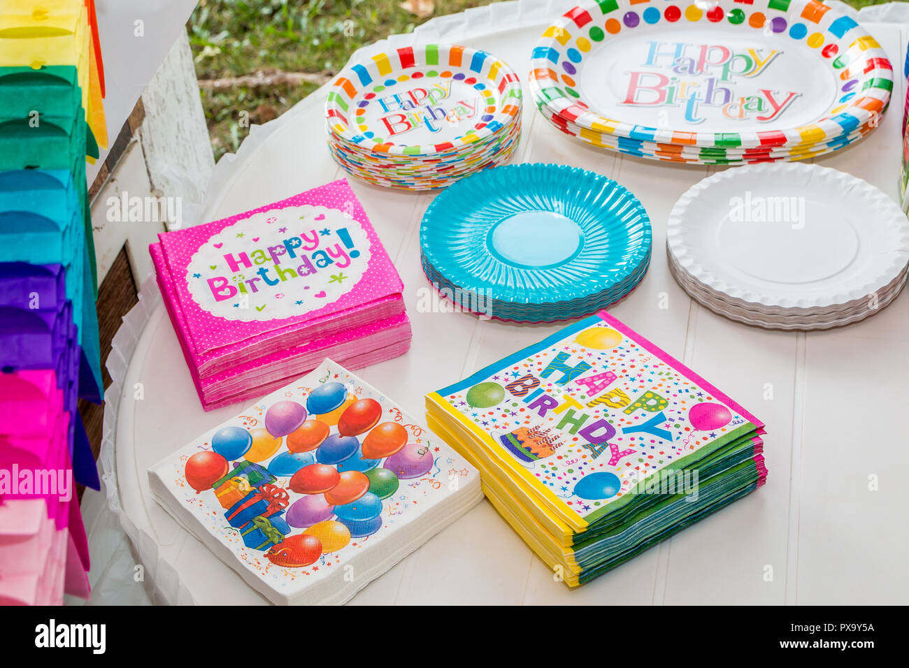 Tableau blanc servi avec de la vaisselle jetable, serviettes et assiettes  en papier coloré, prêt pour une fête d'anniversaire. Close up Photo Stock -  Alamy