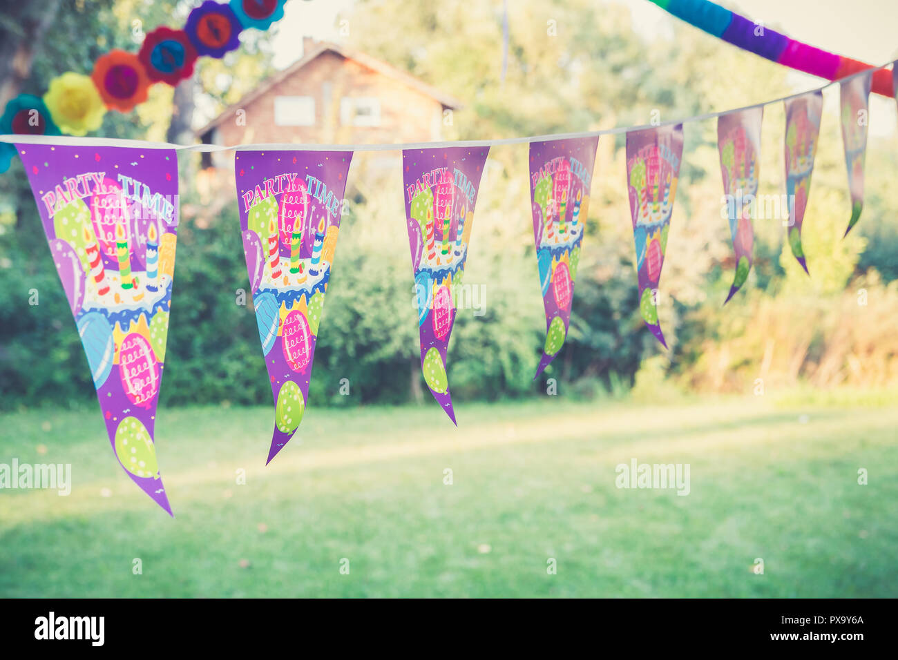 Decoration De Fete D Anniversaire Drapeaux De Parti Colore Avec Gateau D Anniversaire Ballons Et Partie De Texte Le Temps Suspendu A La Corde Dans Le Jardin Photo Stock Alamy