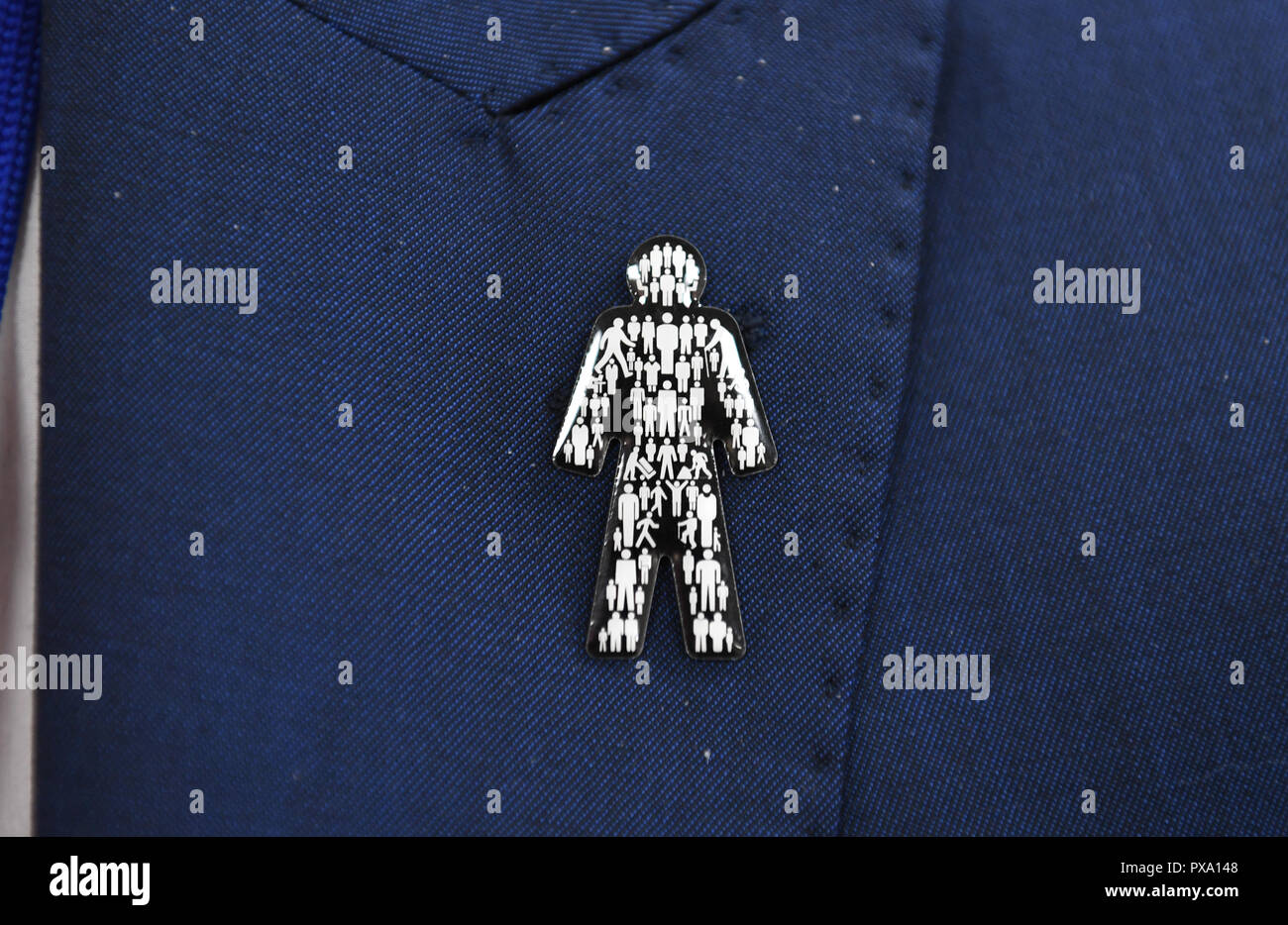 Une vue détaillée d'un des hommes de l'homme hommes pin's badge au cours de la Premier League match au Cardiff City Stadium. Banque D'Images