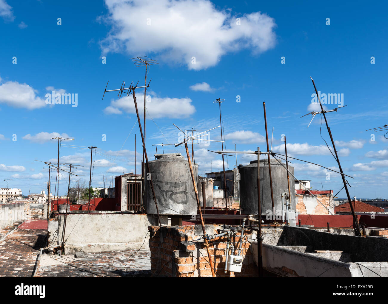 Des antennes sur les toits against a blue sky Banque D'Images