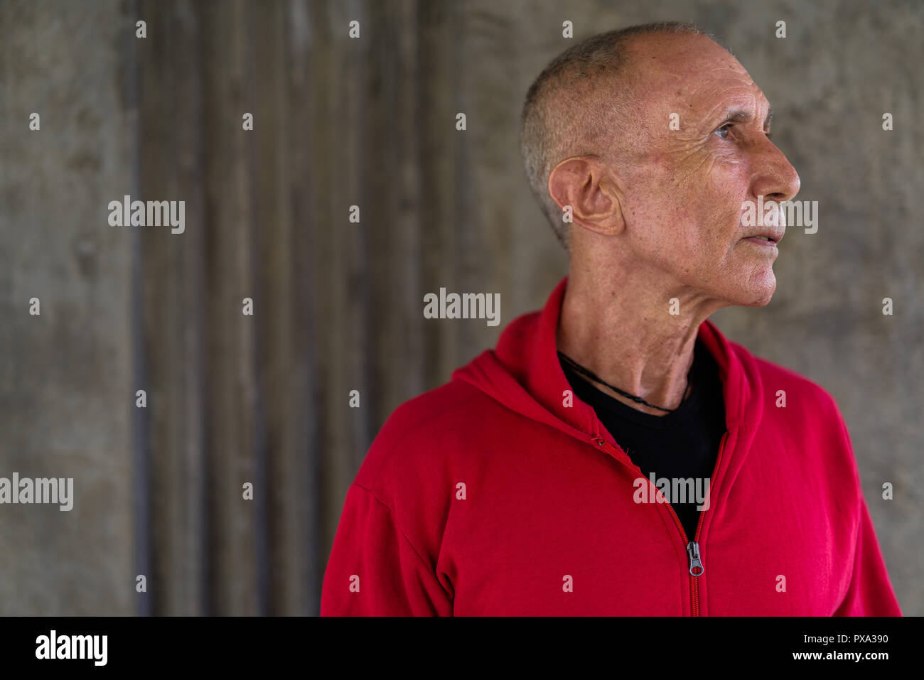 Close-up view of bald man thinking while wearing Banque D'Images