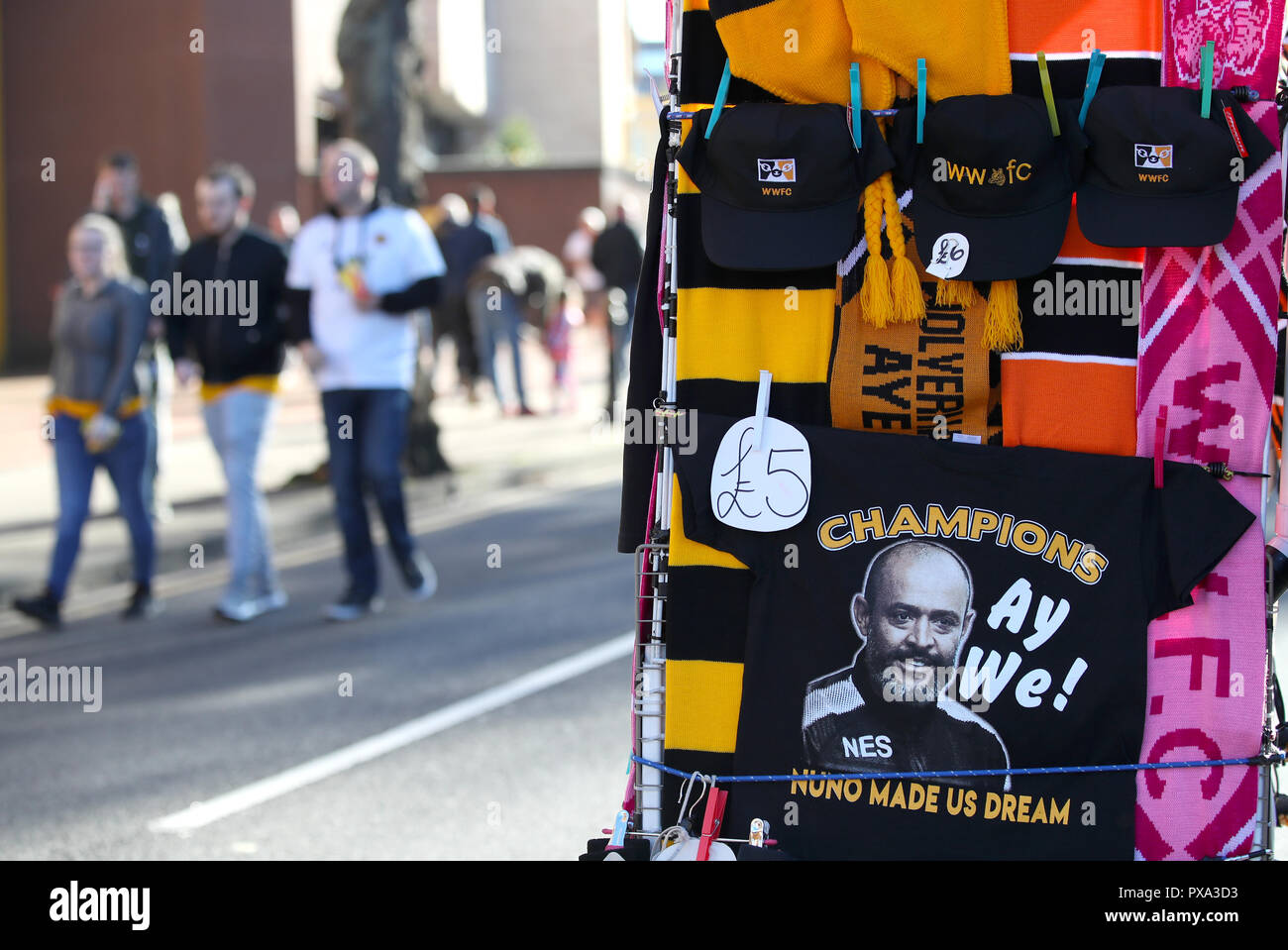 Foulards Wolverhampton Wanderers en vente avant le premier match de championnat à Molineux, Wolverhampton. Banque D'Images