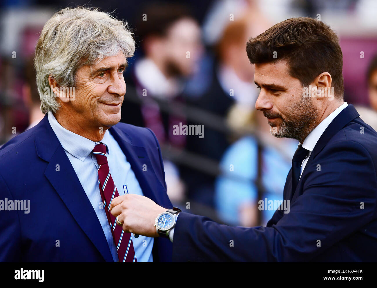 West Ham United manager Manuel Pellegrini (à gauche) accueille Tottenham Hotspur manager Mauricio Pochettino au cours de la Premier League match au stade de Londres. Banque D'Images