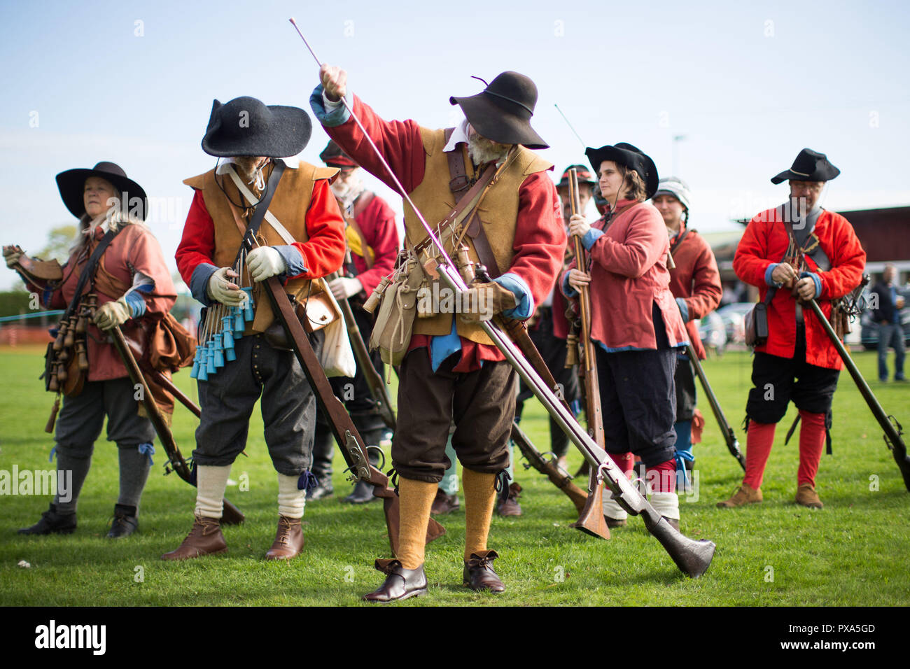 Les membres de l'Hogan-vexel re-enactment society participer à une commémoration de la bataille de Edgehill, le premier engagement majeur de la guerre civile anglaise, qui a eu lieu le 23 octobre 1642, à Radway, Warwickshire. Banque D'Images